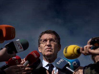 El presidente de la Xunta y del PP de Galicia, Alberto Núñez Feijóo, atiende a la prensa en San Cibrao das Viñas (Ourense) a su salida de una visita a una fábrica, este lunes.