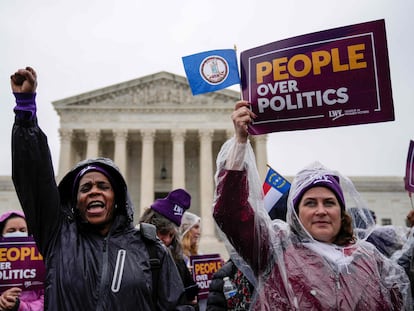 Miembros de la Liga de Mujeres Votantes, una organización de apoyo al derecho al voto, este miércoles, ante el Tribunal Supremo de Estados Unidos, en Washington.