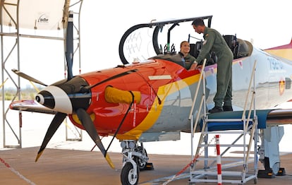 La princesa Leonor en la cabina del 'Pilatus' suizo, en la base de San Javier (Murcia), este lunes.