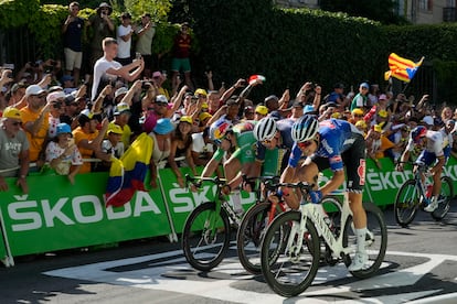 Jasper Philipsen, Wout Van Aert, y Mads Pedersen cruzan la meta en la 15ª etapa del Tour de Francia este domingo.