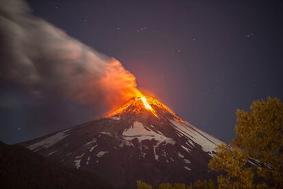 La zona propera a l'erupció del Villarrica, situat a 780 quilòmetres al sud de Santiago, es manté en alerta vermella després de l'emissió de lava, que ha estat acompanyada de petites explosions.