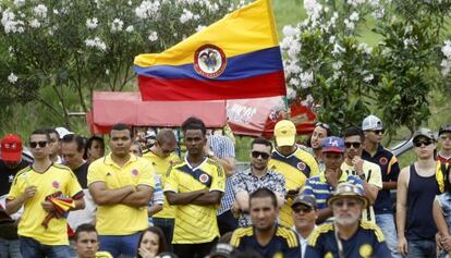 Una multitud de hinchas de Colombia ve el partido ante Perú.