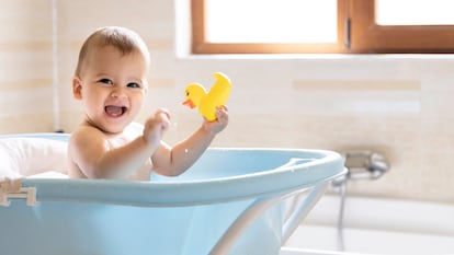 Cuentan con accesorios que se adaptan al crecimiento de los bebés y permiten utilizar la bañera más tiempo. GETTY IMAGES.