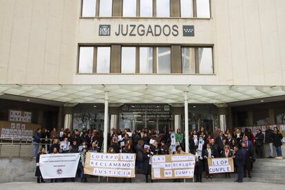 Letrados de la Administración de justicia concentrados en Madrid para reafirmar la huelga indefinida que iniciaron en enero.