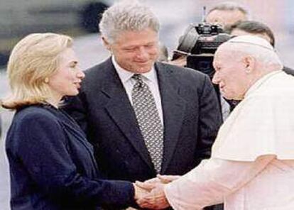 Bill Clinton, muchas veces acompañado por su esposa Hilary, ha sido recibido en varias ocasiones por el Papa. En la imagen, el matrimonio Clinton recibe en el aeropuerto de Newark al Pontífice, en el inicio de su visita oficial a EE.UU. en 1995. (4-10-95)