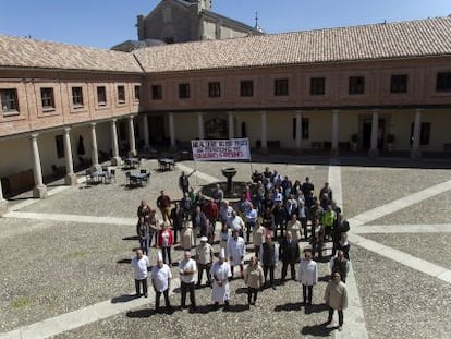 Trabajadores del hotel de El Paular protestan por su cierre.