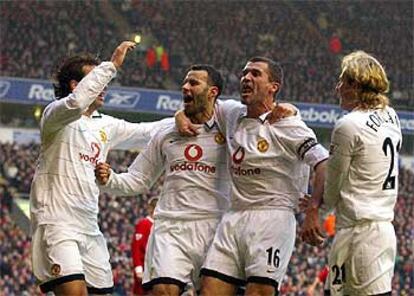 Van Nistelrooy, Giggs (segundo por la izquierda), Keane y Forlán celebran uno de los goles del galés.