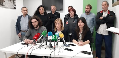 La candidata de Podemos Asturies a la Presidencia del Principado, Covadonga Tomé (en el medio), con los números cuatro y tres de la candidatura autonómica, Jorge Fernández y Laura Tuero, sentados en la misma mesa, y otros candidatos, en la sede de Podemos en Gijón.