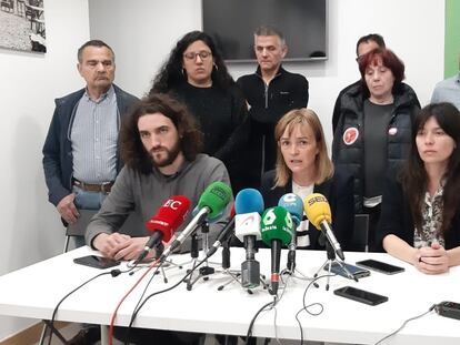 La candidata de Podemos Asturies a la Presidencia del Principado, Covadonga Tomé (en el medio), con los números cuatro y tres de la candidatura autonómica, Jorge Fernández y Laura Tuero, sentados en la misma mesa, y otros candidatos, en la sede de Podemos en Gijón.