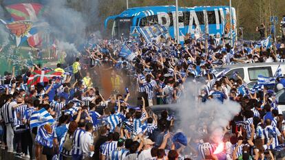 Aficionados de la Real Sociedad han acudido este viernes a las instalaciones de entrenamiento de Zubieta, en Gipuzkoa, para despedir al equipo antes de la final de la Copa del Rey que disputarán este sábado ante el Athletic de Bilbao en Sevilla.