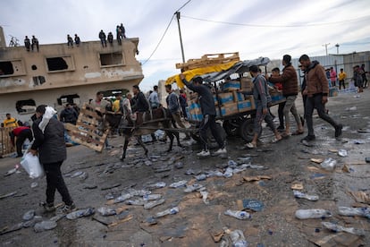 Un grupo de palestinos saquean un camión de ayuda humanitaria este domingo en Rafah, al sur de la Franja. 