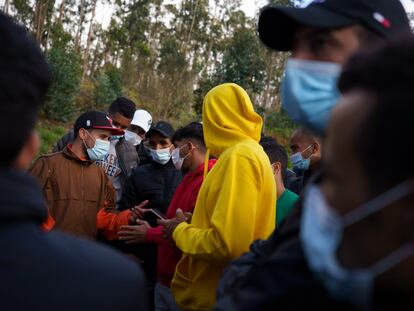 Un grupo de inmigrantes alojados en el antiguo acuartelamiento de Las Raíces (Tenerife) recibe asesoramiento.