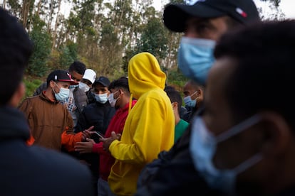 Un grupo de inmigrantes alojados en el antiguo acuartelamiento de Las Raíces (Tenerife) recibe asesoramiento.