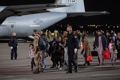 Evacuados afganos llegan al aeropuerto internacional de Prístina en un avión militar estadounidense, el pasado agosto.