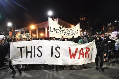 Manifestantes protestan contra el escritor ultraderechista Milo Yiannopoulos en Berkeley.