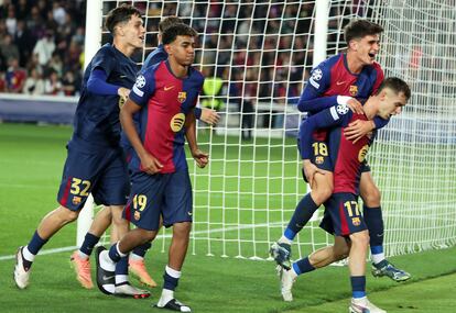 De derecha a izquierda, Marc Casadó, Pau Víctor y Lamine Yamal celebran la victoria ante el Bayern en Cahmpion este miércoles.