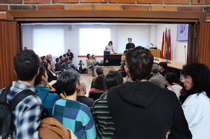 Alumnos, docentes y trabajadores de la UCM durante la asamblea que se celebró en la Facultad de Ciencias Políticas el pasado octubre.