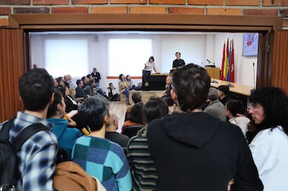 Alumnos, docentes y trabajadores de la Complutense durante la asamblea celebrada el mircoles en la Facultad de Ciencias Polticas.