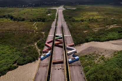 Contenedores bloquean el puente de Tienditas, en la frontera entre Colombia y Venezuela, el pasado 5 de agosto.