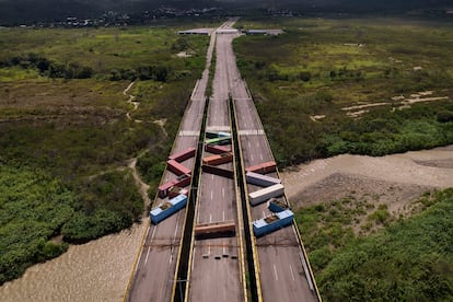 Contenedores bloquean el puente de Tienditas, en la frontera entre Colombia y Venezuela, el pasado 5 de agosto.