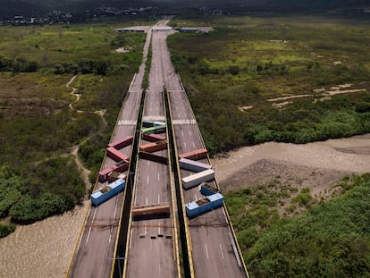 Contenedores bloquean el puente de Tienditas, en la frontera entre Colombia y Venezuela, el pasado 5 de agosto.