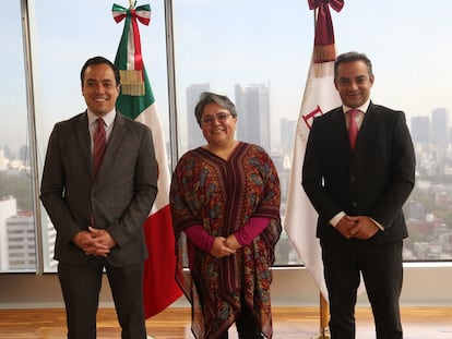 La secretaria de Economía, Raquel Buenrostro, junto al nuevo subsecretario de Comercio Exterior, Alejandro Encinas Nájera (izquierda), y el nuevo Subsecretario de Industria y Comercio, Luis Abel Romero.