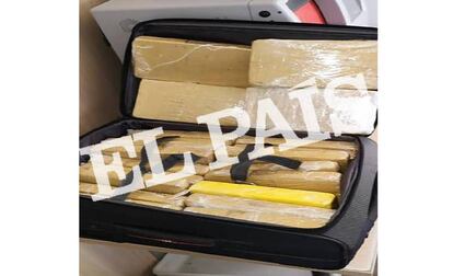 Maleta con los 37 fardos de cocaína incautados en el aeropuerto de Sevilla.