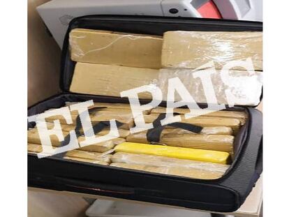 Maleta con los 37 fardos de cocaína incautados en el aeropuerto de Sevilla.