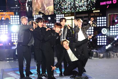 El grupo surcoreano BTS durante su actuación de Nochevieja, el 31 de diciembre de 2019, en Times Square (Nueva York).
