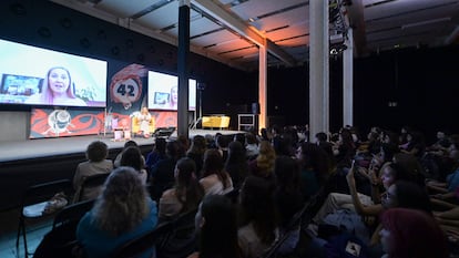 Rebeca Yarros participa telemàticament al Festival 42, a Barcelona
