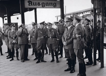 Estas fotografías del viaje de Hitler a Polonia son algunas de las nueve tomas inéditas del Führer recientemente descubiertas en un álbum de 214 imágenes de un coleccionista privado.