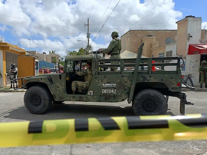Soldados del Ejercito mexicano vigilan el lugar donde fueron liberadas tres personas secuestradas, en Cancún (México).