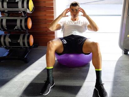 El futbolista del Real Madrid nos enseña cómo se hace un abdominal correctamente.