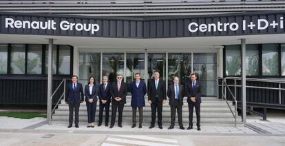 En el centro de la imagen, el presidente del Gobierno, Pedro Sánchez, junto a José Vicente de los Mozos, presidente de Renault España, durante la visita al centro de I+D+i de Renault en Valladolid.