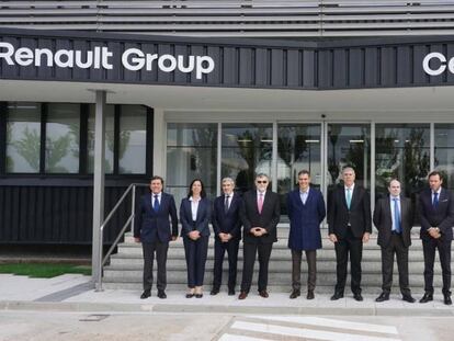 En el centro de la imagen, el presidente del Gobierno, Pedro Sánchez, junto a José Vicente de los Mozos, presidente de Renault España, durante la visita al centro de I+D+i de Renault en Valladolid.