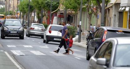 Paso de peatones en una avenida.