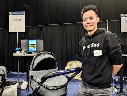 Kevin Huang, de Glüxkind, con un carrito de bebé inteligente.