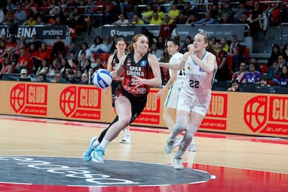 La alero australiana Chloe Bibby (i) del Spar Girona en acción ante la alero estadounidense del Jairis Club Baloncesto Morgan Bertsch el pasado 22 de marzo.