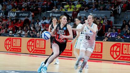 La alero australiana Chloe Bibby (i) del Spar Girona en acción ante la alero estadounidense del Jairis Club Baloncesto Morgan Bertsch el pasado 22 de marzo.