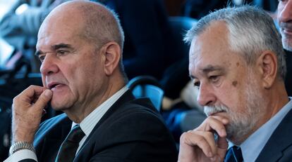 Manuel Chaves y José Antonio Griñán, en la sala de la Audiencia de Sevilla en 2018.