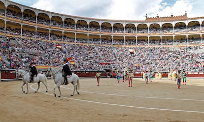 Paseíllo en la plaza de toros de Las Ventas.