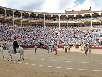 Paseíllo en la plaza de toros de Las Ventas.