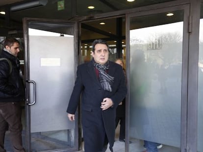 Manuel Bustos, exalcalde de Sabadell, sortint del jutjat.