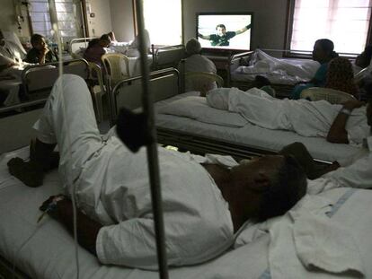 Un grupo de pacientes ve la televisión en un hospital de Bombay (India).