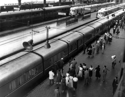 El 15 de diciembre de 1959 se inicia el servicio Madrid-Barcelona con trenes Talgo II.