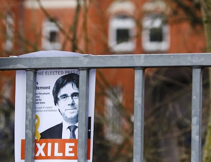 Un cartell de Carles Puigdemont fixat a la tanca d'entrada de la presó de Neumünster després del seu ingrés.