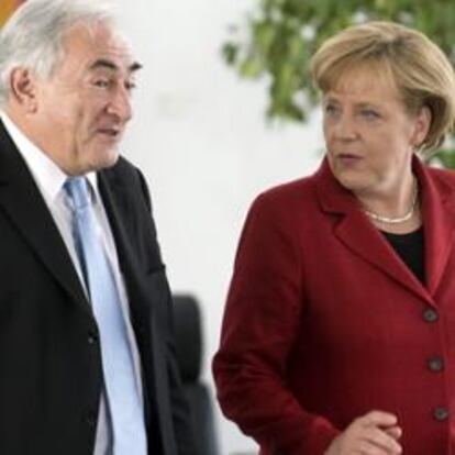 El director gerente del FMI, Dominique Strauss-Kahn y la canceller alemana Angela Merkel