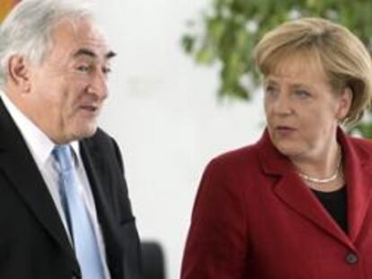 El director gerente del FMI, Dominique Strauss-Kahn y la canceller alemana Angela Merkel