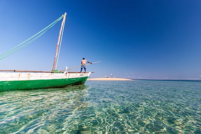 Un barco llegando a una isla desierta cerca de la isla de Ibo (Mozambique).