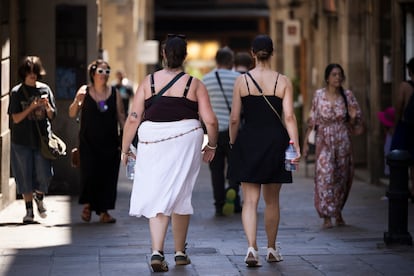 En la imagen, personas con diferentes tipos de cuerpos, en el centro de Barcelona.
